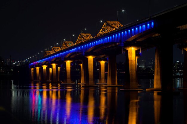 写真 川を越えた橋の低角度の景色