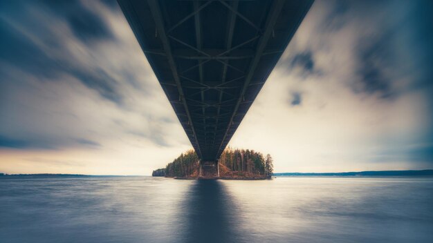 写真 川を越えた橋の低角度の景色