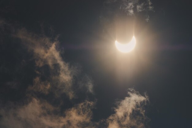 写真 空の明るい太陽の低角度の景色