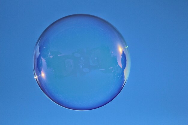 Фото Низкоугольный вид пузыря на синем небе