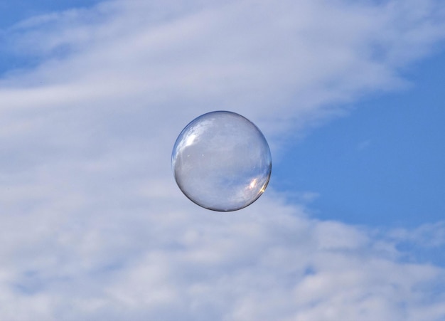 写真 空に向かって泡の低角度の視点