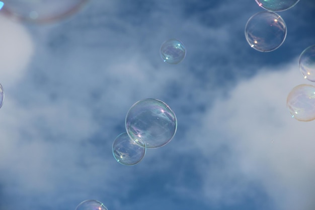 写真 晴れた日に雲の空を背景に泡の低角度の眺め