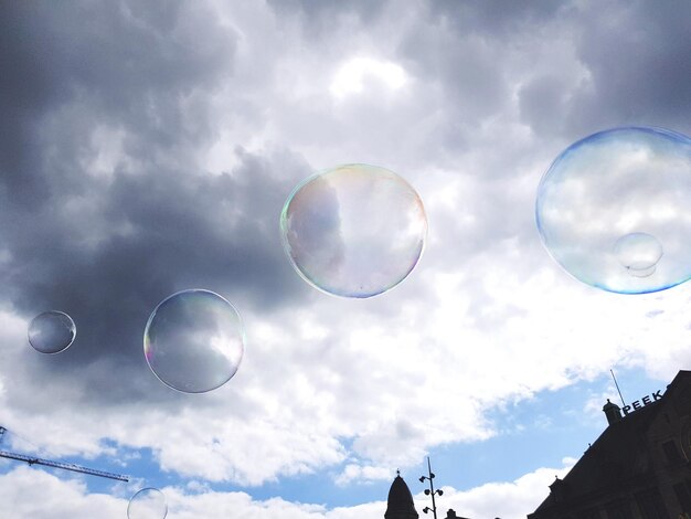 写真 空の虹に反する泡の低角度の視点