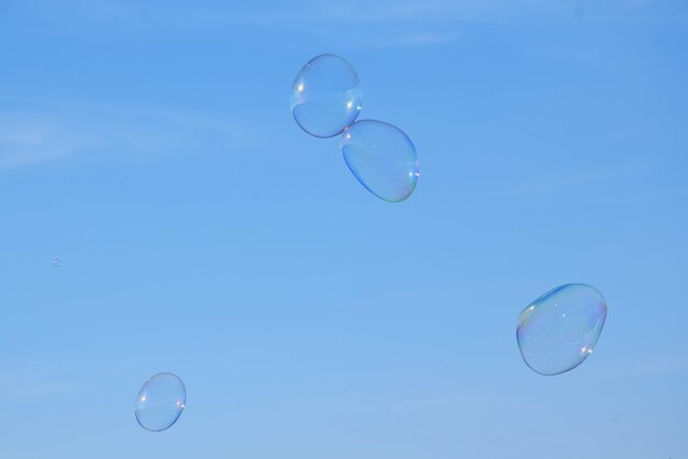 写真 空に反する泡の低角度の視点