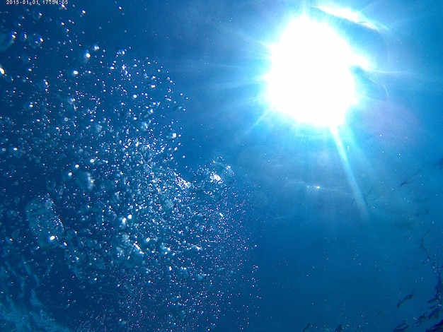 写真 太陽に照らされた海の泡の低角度の景色