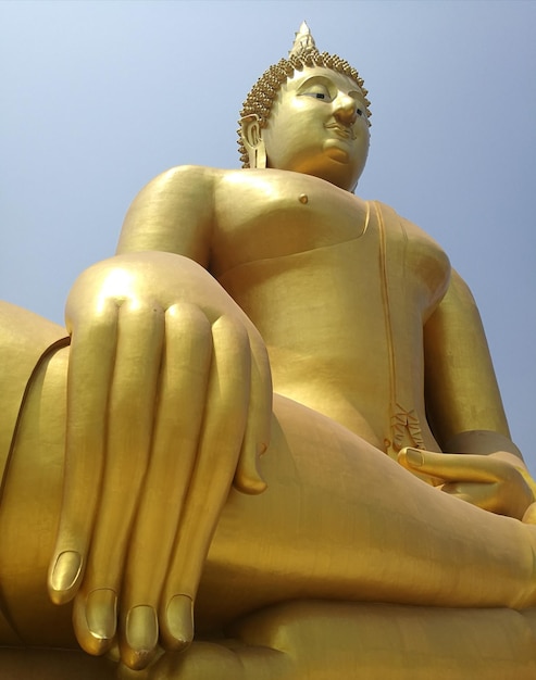 Фото Низкоугольный вид статуи будды на чистом небе