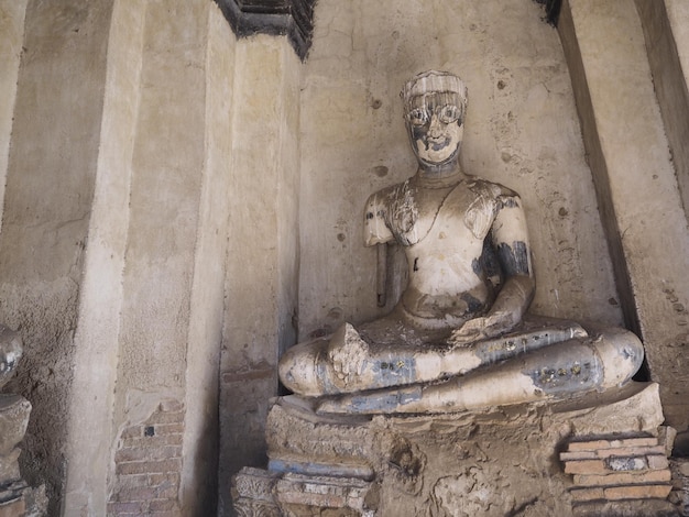 写真 仏像の低角度の眺め