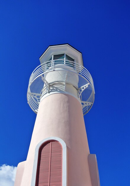 写真 青い空を背景にした建物の低角度の景色