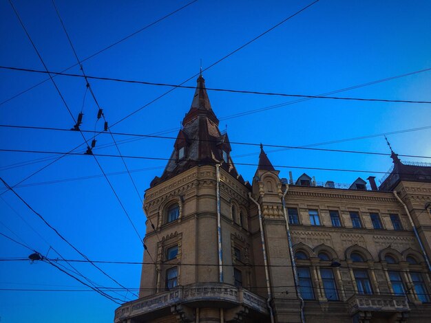 写真 青い空を背景にした建物の低角度の景色