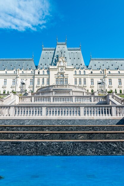 写真 青い空を背景にした建物の低角度の景色