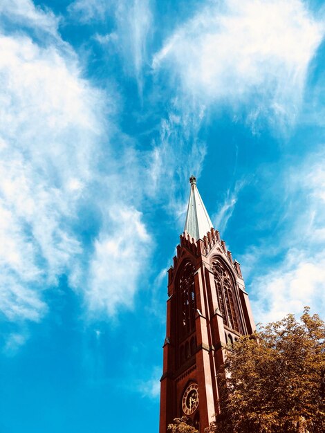 写真 青い空を背景にした建物の低角度の景色