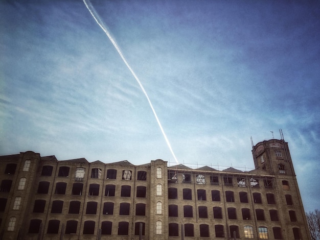 写真 青い空を背景にした建物の低角度の景色