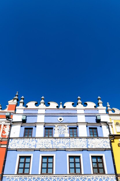 写真 明るい青い空を背景にした建物の低角度の景色