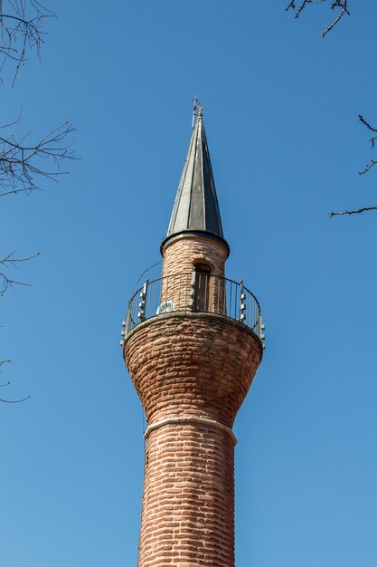 写真 明るい青い空を背景にした建物の低角度の景色