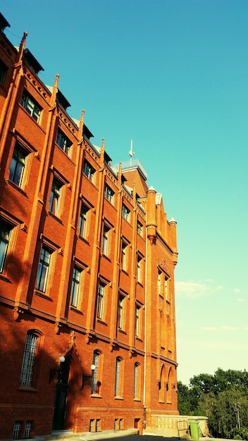写真 明るい青い空を背景にした建物の低角度の景色