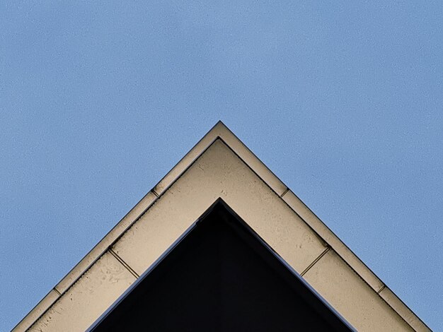 사진 은 파란 하늘을 배경으로 건물의 낮은 각도 시각
