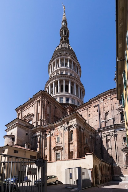 写真 明るい青い空を背景にした建物の低角度の景色