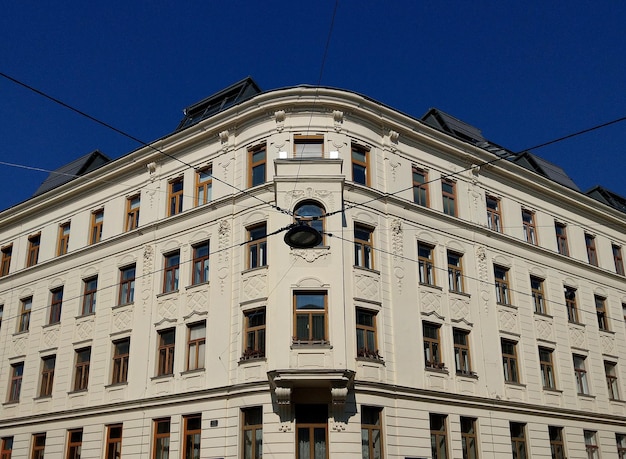 写真 明るい青い空を背景にした建物の低角度の景色