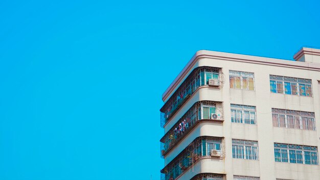 Фото Низкоугольный вид здания на фоне ясного голубого неба
