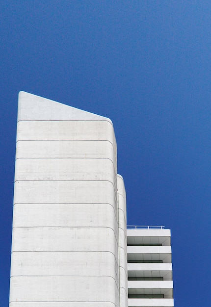 写真 明るい青い空を背景にした建物の低角度の景色