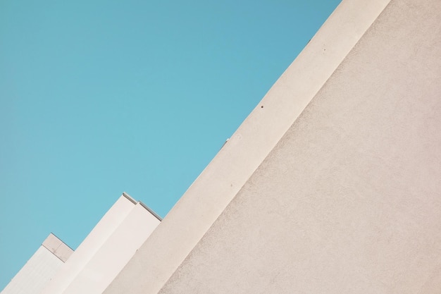 写真 明るい空に照らされた建物の低角度の景色