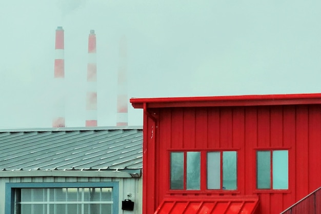 写真 明るい空に照らされた建物の低角度の景色