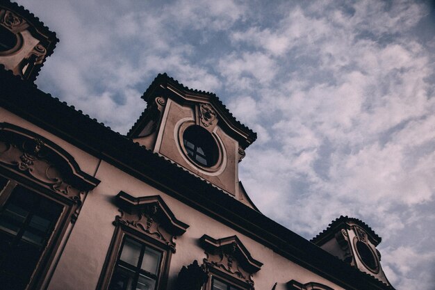 写真 雲の空に照らされた建物の低角度の景色