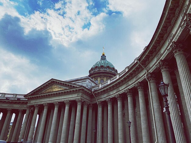 写真 雲の空に照らされた建物の低角度の景色