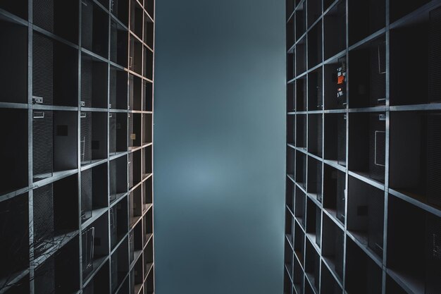 사진 밤에 하늘을 배경으로 건물의 낮은 각도 시각