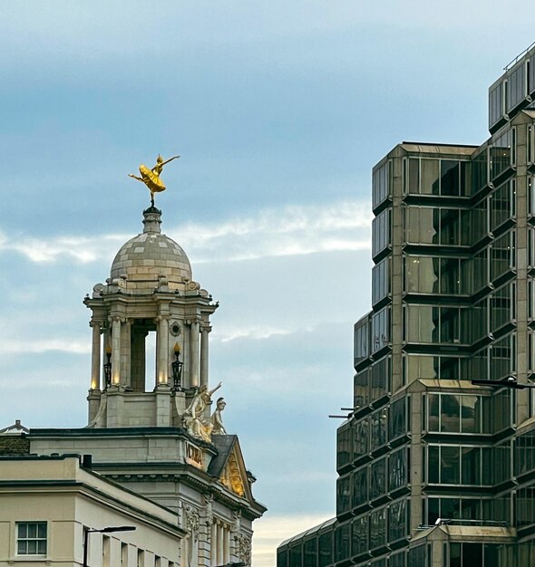 Фото Низкоугольный вид здания на небо в центре лондона
