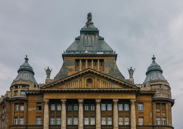 写真 空に照らされた建物の低角度の景色