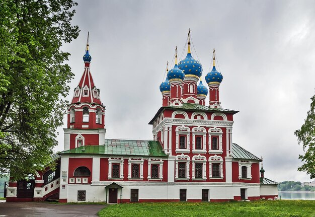 Фото Низкоугольный вид здания на небо