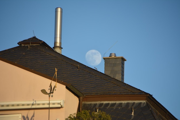 写真 空に照らされた建物の低角度の景色