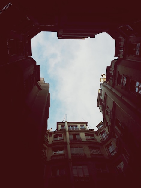 사진 하늘을 배경으로 건물의 낮은 각도 시각