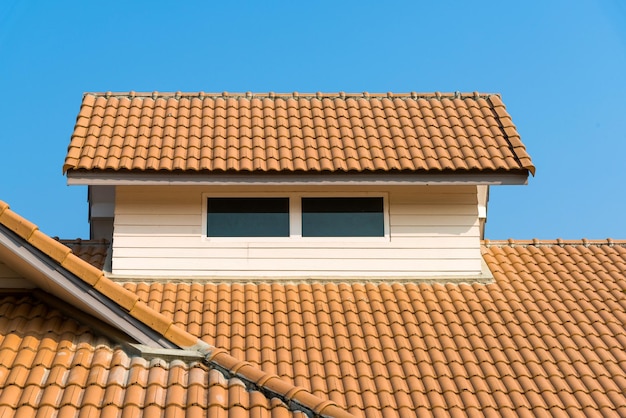 写真 空に照らされた建物の低角度の景色