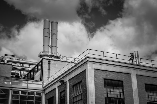 写真 空に照らされた建物の低角度の景色