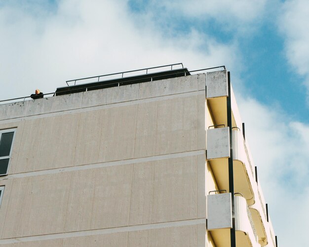 写真 空に照らされた建物の低角度の景色