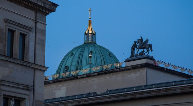 写真 空に照らされた建物の低角度の景色