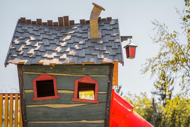 写真 空に照らされた建物の低角度の景色