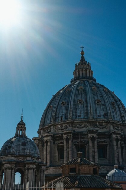 写真 空に照らされた建物の低角度の景色