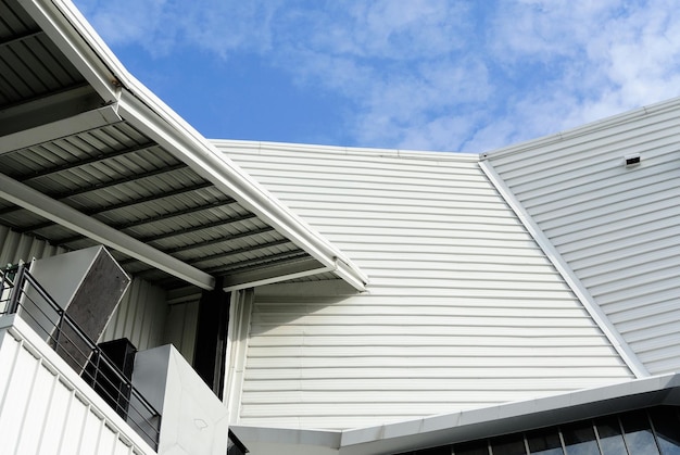 写真 空に照らされた建物の低角度の景色