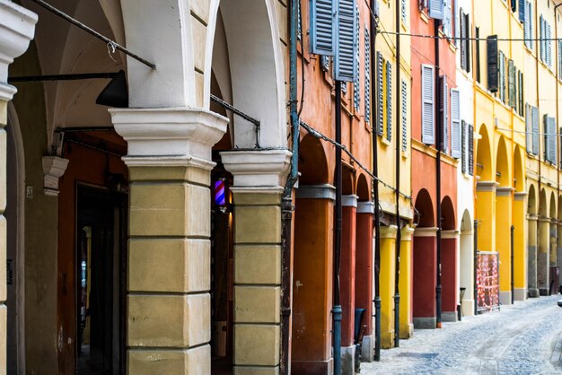 写真 モデナの建物の低角度の景色