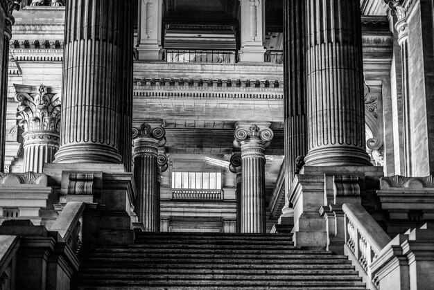 写真 建物の低角度の視点