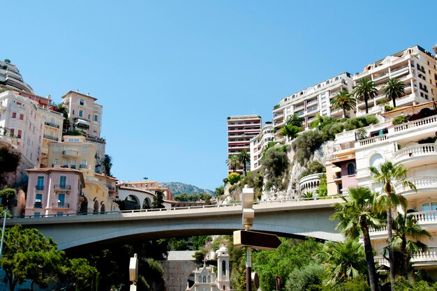 写真 明るい青い空を背景にした建物の低角度の景色