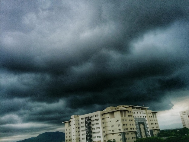 写真 雲の空を背景にした建物の低角度の景色