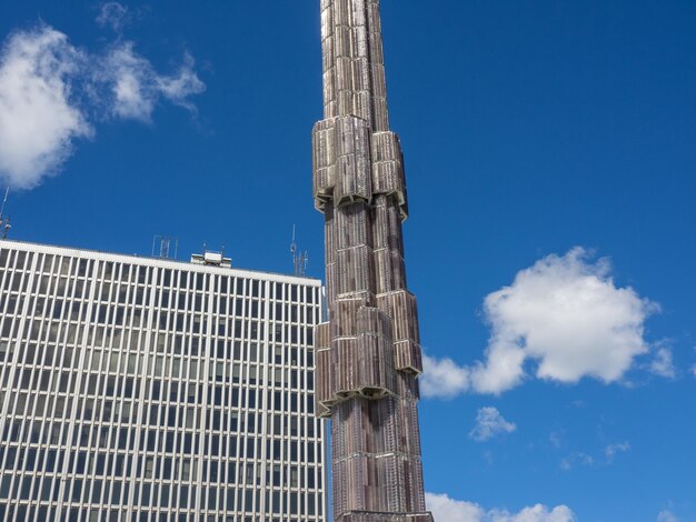 写真 空に照らされた建物の低角度の景色