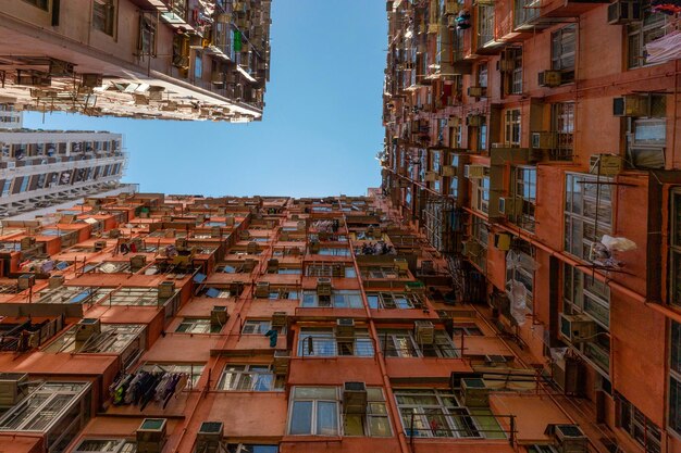 写真 空に照らされた建物の低角度の景色