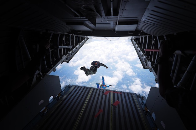 写真 空に照らされた建物の低角度の景色