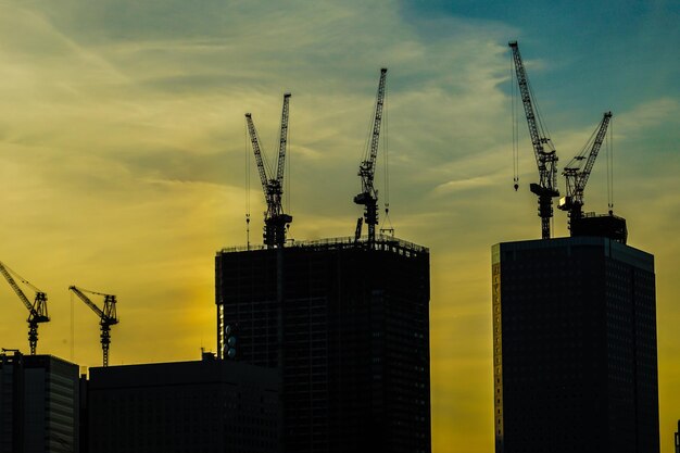 写真 空に照らされた建物の低角度の景色