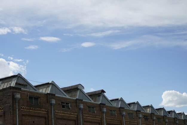 写真 空に照らされた建物の低角度の景色